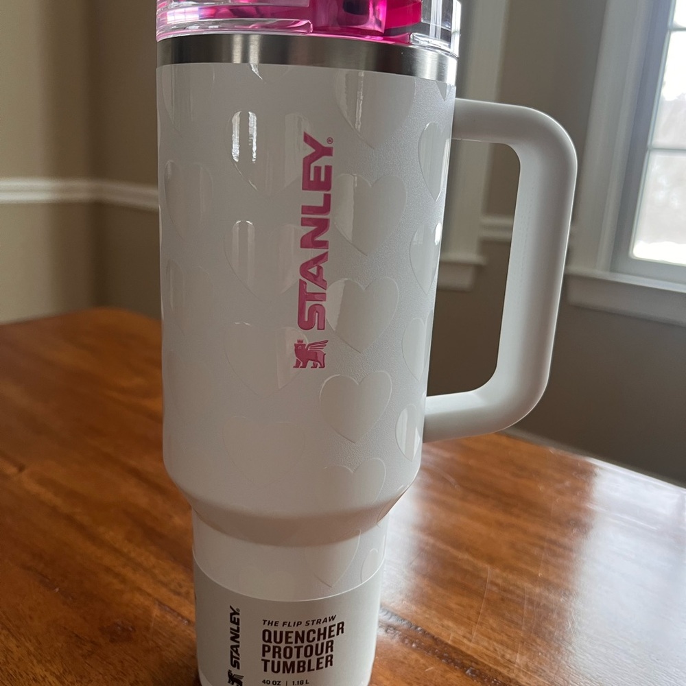 *NEW* Stanley 40oz Valentine’s Day Lovely Frost Pink and White Heart Tumbler.
